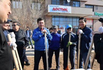 Мажилисмены высадили саженцы на столичном проспекте Ұлы Дала