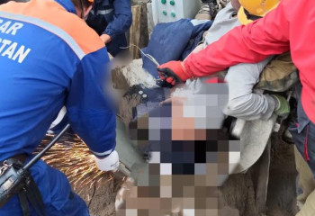 Алматыда бетон араластырғышта аяғы қысылып қалған құрылысшы құтқарылды