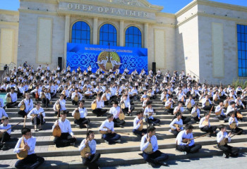 Ақтөбе облысында бір мезетте 6 мың оқушы күй тартты