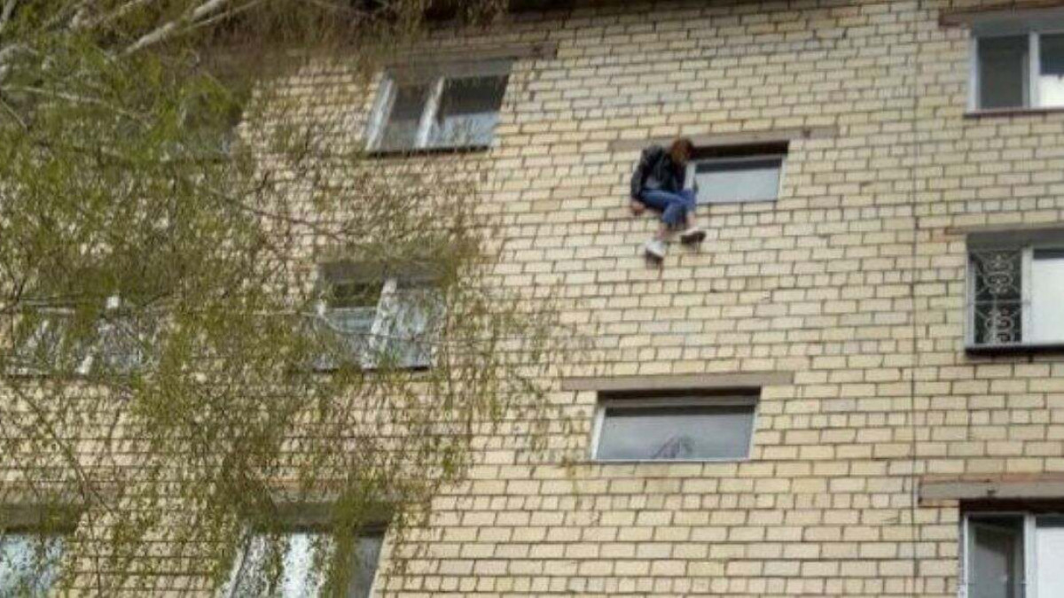 Женщина пыталась выброситься с пятого этажа в Шахтинске