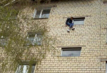 Женщина пыталась выброситься с пятого этажа в Шахтинске