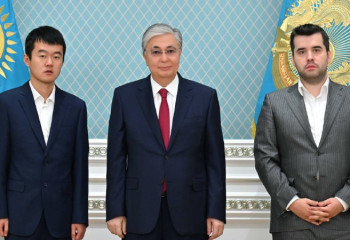 Мемлекет басшысы Ян Непомнящий мен Дин Лижэньді қабылдады