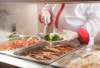 Арендаторов столовых принуждали платить за размещение меню на портале MektepMenu