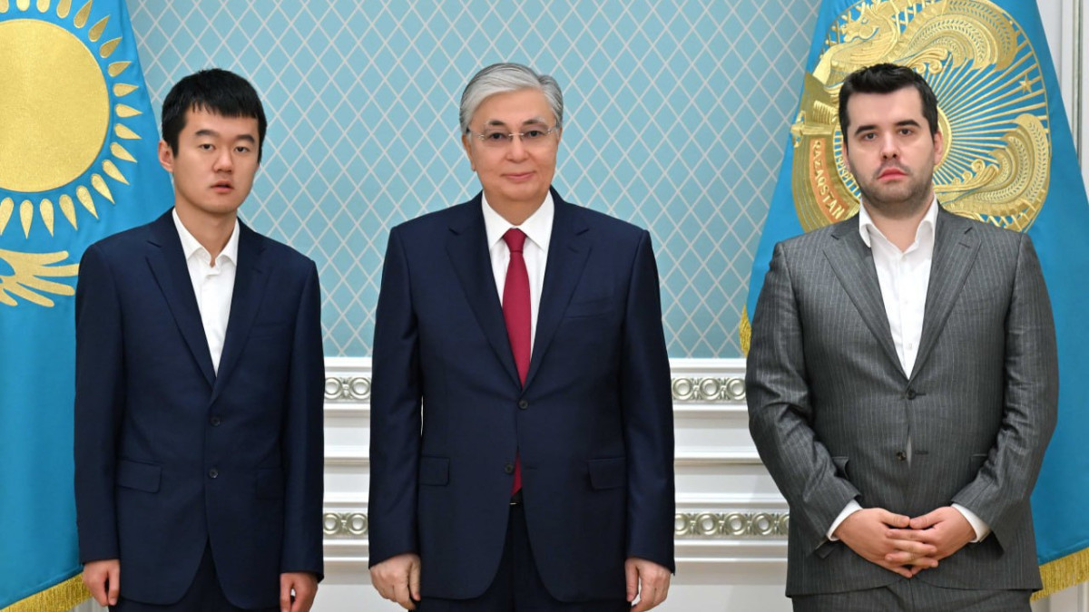President meets with world's top chess players in Astana