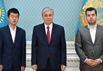 President meets with world's top chess players in Astana