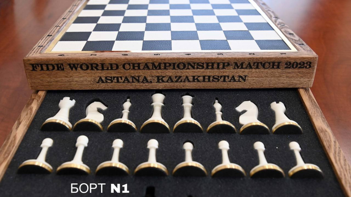 Президенту подарили шахматы в память о прошедшем в Астане чемпионате мира