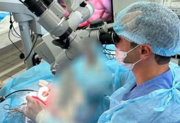 Пациентам вживили электродные системы в уши в Алматинской области