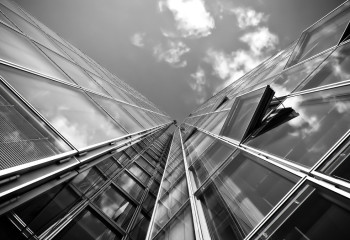 Елордада терезе жуып жатқан ер адам 7-қабаттан құлап көз жұмды