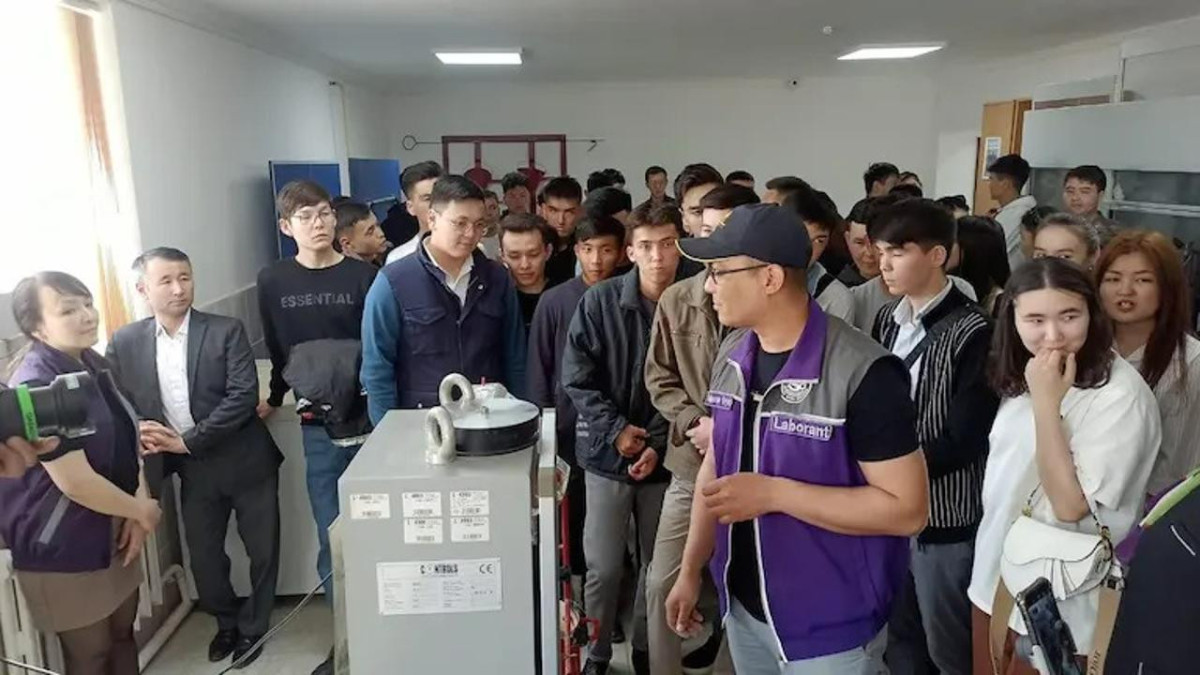 Кызылординские студенты проходят обучение в дорожной лаборатории