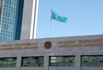 Мәжілісте күзетші, вахтер, аспаз мамандарына жәрдемақы төлеу ұсынылды