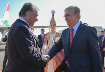 Мемлекет басшысы Тәжікстан Президентін әуежайдан күтіп алды