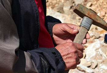 Мужчина ударил молотком по голове пенсионерку ради трех тысяч тенге в Семее