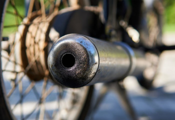 Жезқазғанда көлік жүргізушісі мопед мінген жасөспірімді қағып кетті