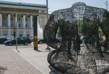 В Алматы открыли необычный арт-объект «Қара Шапан»