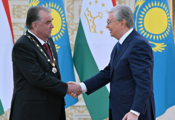 Қазақстан Президенті Эмомали Рахмонды «Алтын Қыран» орденімен марапаттады