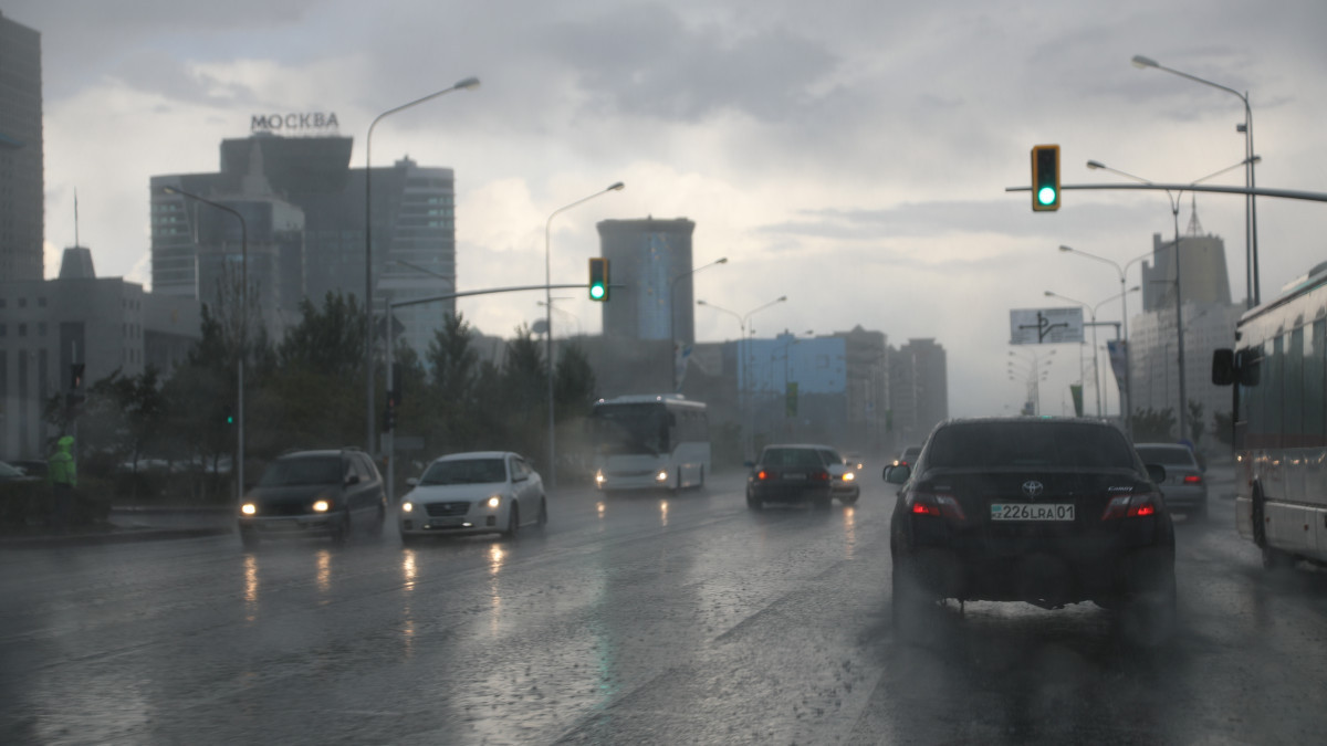 Штормовое предупреждение объявили синоптики в ряде регионов Казахстана