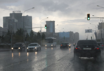 Штормовое предупреждение объявили синоптики в ряде регионов Казахстана