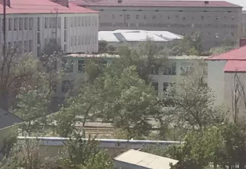 Кентауда желмен ұшқан мектеп шатырының бөлігі мұғалімнің басына түсті