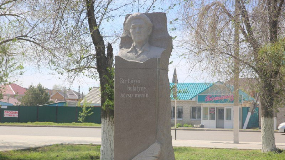 В Актобе возложили цветы к памятнику поэта Толегена Айбергенова