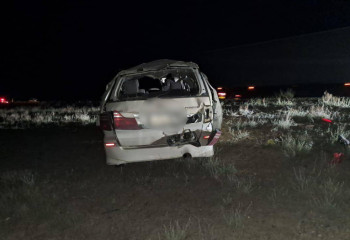 Атырауда көлік аударылып, 2 адам қаза болды