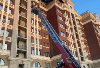 Атыраулық полицейлер өртеніп жатқан үйден 25 адамды шығарды