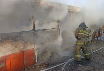 Пассажирский автобус загорелся в Семее