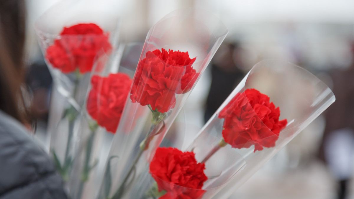 В Алматы с 7 мая начнется возложение цветов к памятникам и мемориалам