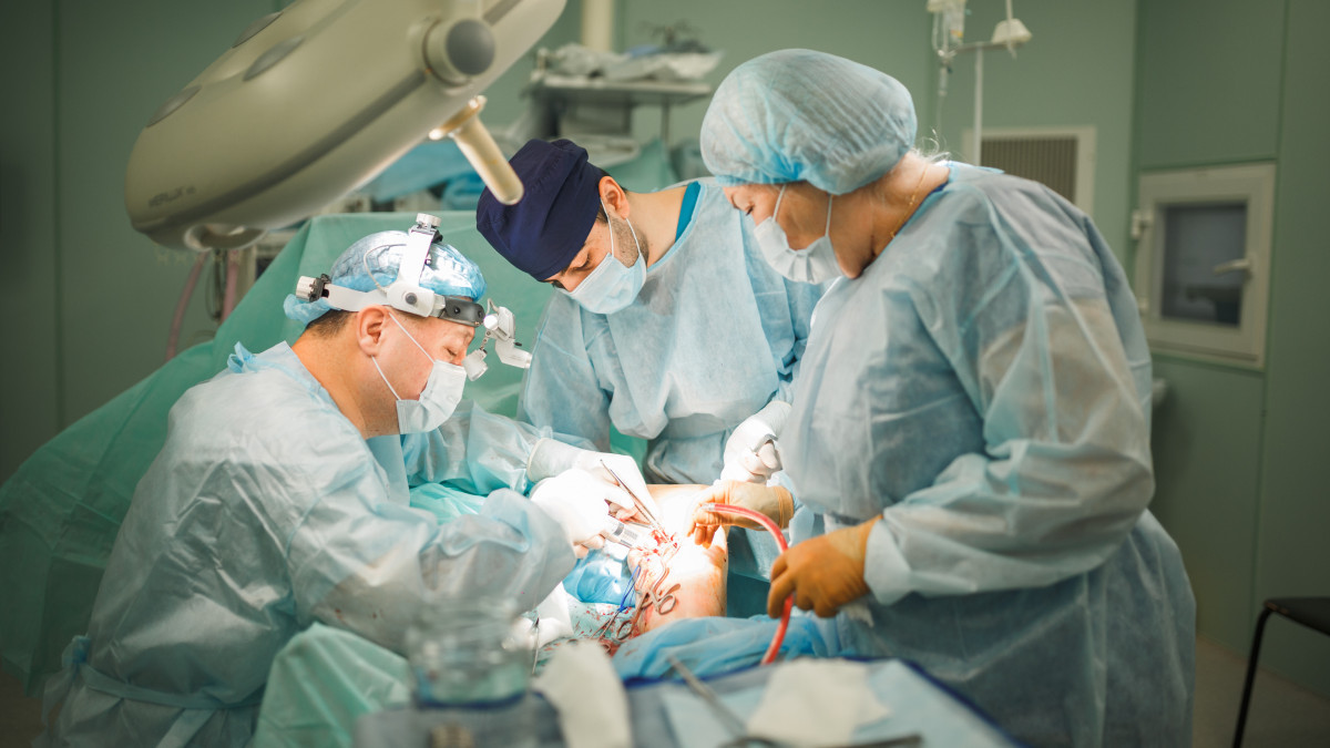Қазақстандық кардиохирургтар жүрек қақпақшасын кеспейтін операция жасады