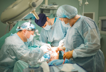 Қазақстандық кардиохирургтар жүрек қақпақшасын кеспейтін операция жасады