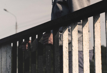 Астанада ер адам көпірден секірмек болды