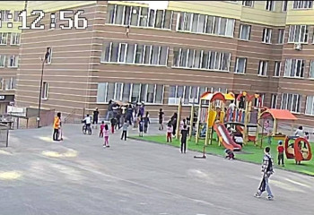 Астанада жоғары қабаттан құлаған кішкентай қызды далада жүрген көршілері қағып алды