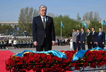 Глава государства возложил цветы к монументу «Отан Ана»