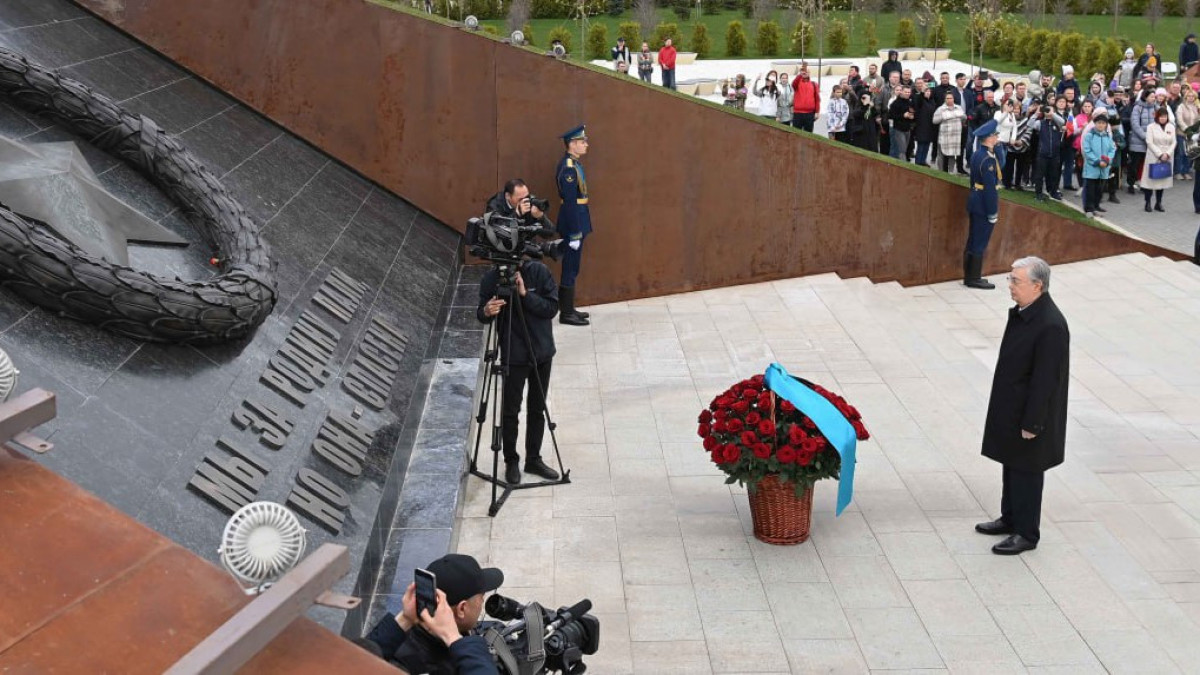 Қасым-Жомарт Тоқаев Ржевтегі совет солдатына арналған мемориалға барды