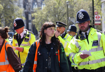 Лондонда Карл ІІІ таққа отыру рәсімі кезінде 64 адам ұсталды