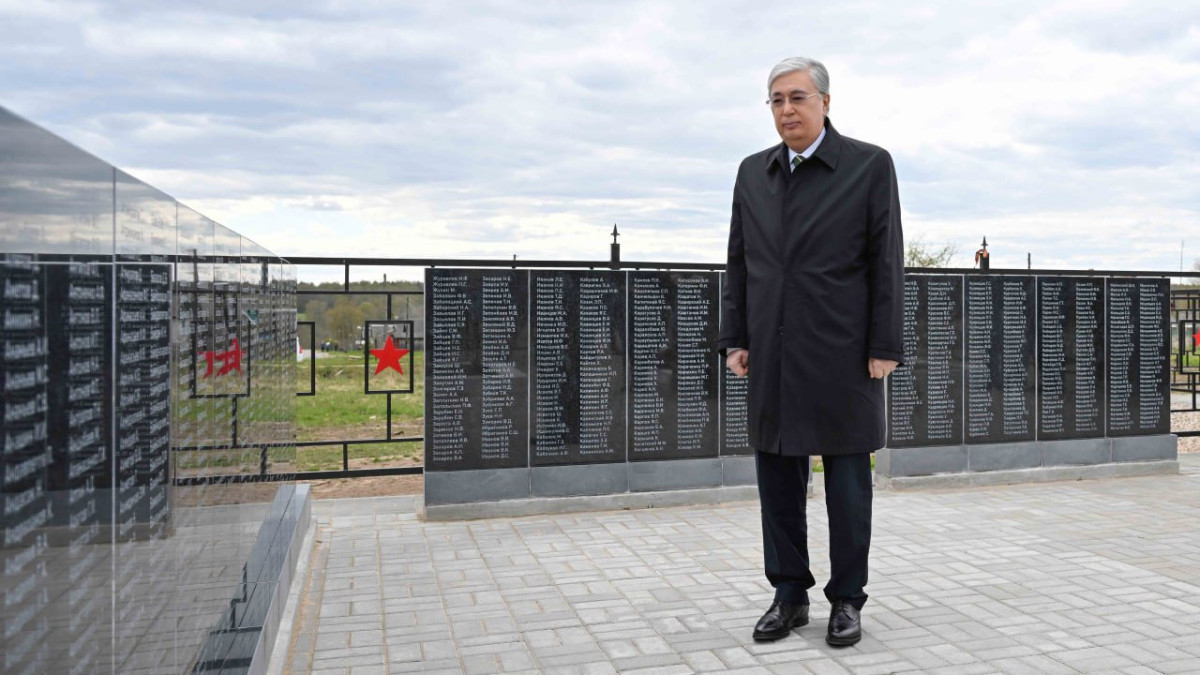 Касым-Жомарт Токаев посетил братскую могилу, где захоронен его родной дядя
