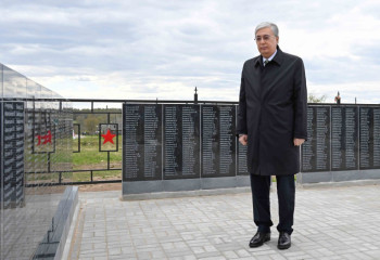 Касым-Жомарт Токаев посетил братскую могилу, где захоронен его родной дядя