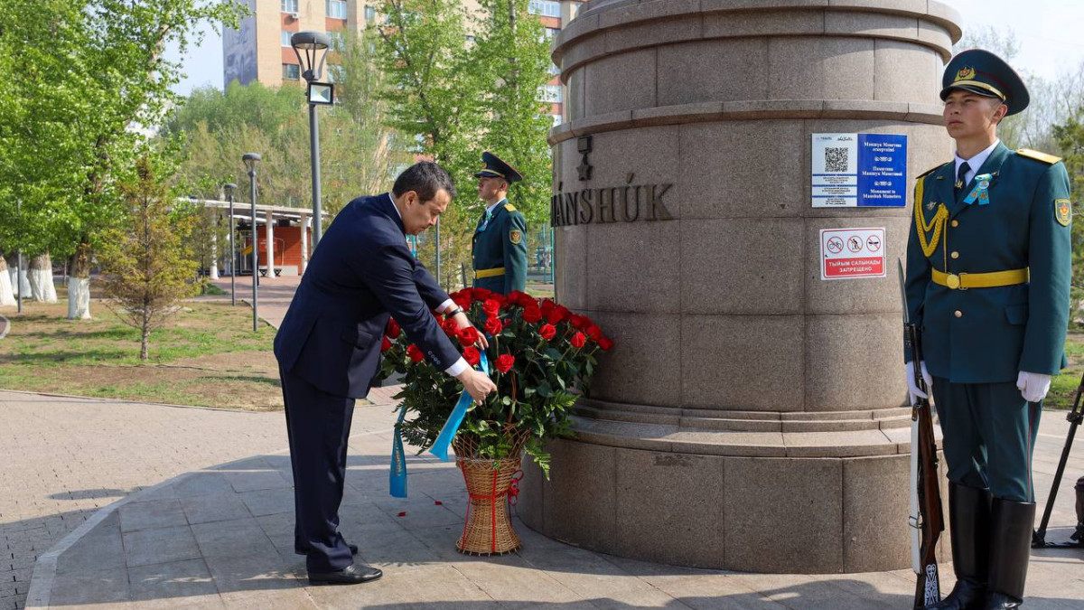 Премьер-министр РК Алихан Смаилов возложил цветы к памятнику Маншук Маметовой