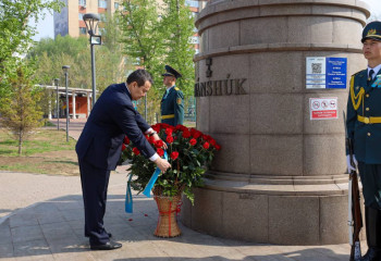 Премьер-министр РК Алихан Смаилов возложил цветы к памятнику Маншук Маметовой