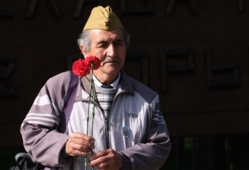 В парке имени 28 гвардейцев-панфиловцев возложили цветы к Вечному огню