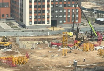 Стрела башенного крана упала на стройке в Астане