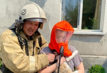 Өскеменде өрт сөндірушілер жанып жатқан үйден әйел мен баласын құтқарды