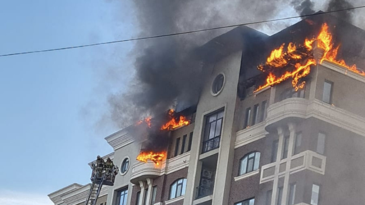 Полиция эвакуировала 25 человек из горящего дома в Атырау