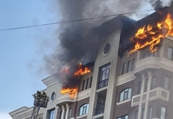 Полиция эвакуировала 25 человек из горящего дома в Атырау