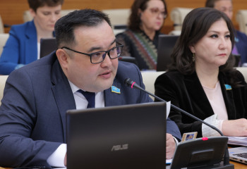 «Кешірім сұраймын». Желідегі жазбасы үшін депутат Самат Нұртазаның басы дауға қалды