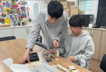 Люди с инвалидностью производят наборы для обучения детей программированию