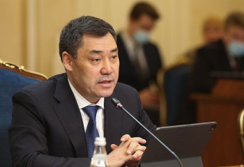 Садыр Жапаровтың Тәжікстан президентімен бір үстелдің басына отырмағаны рас па?