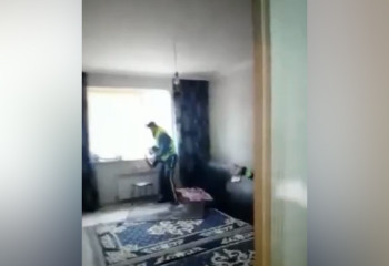 Мужчину от прыжка из окна многоэтажки спасли полицейские Астаны