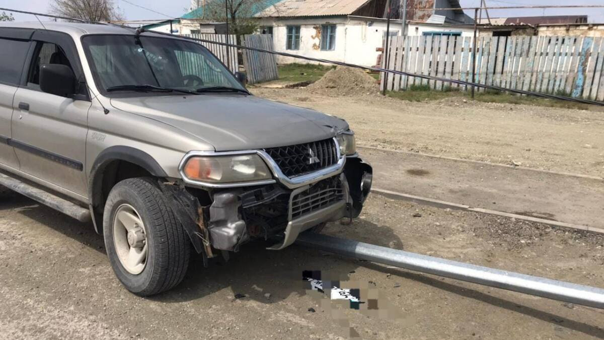 Пьяный водитель въехал в опору и повалил ее на пешехода в Актюбинской области
