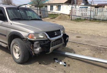Пьяный водитель въехал в опору и повалил ее на пешехода в Актюбинской области