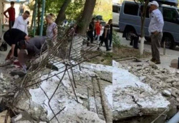 Козырек подъезда упал на людей в Актау